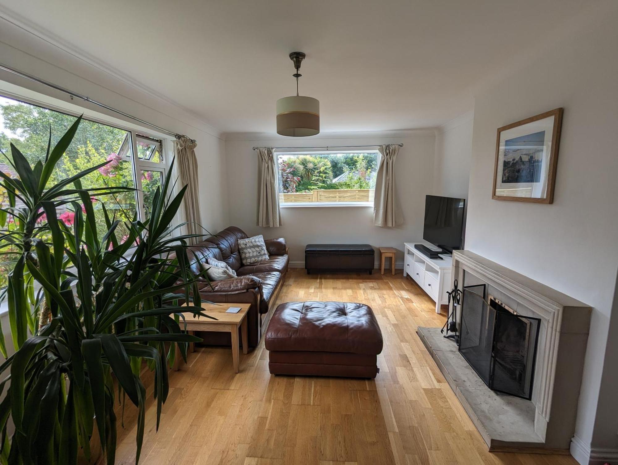 Peaceful Glastonbury Bungalow - Ideally Located Exterior photo