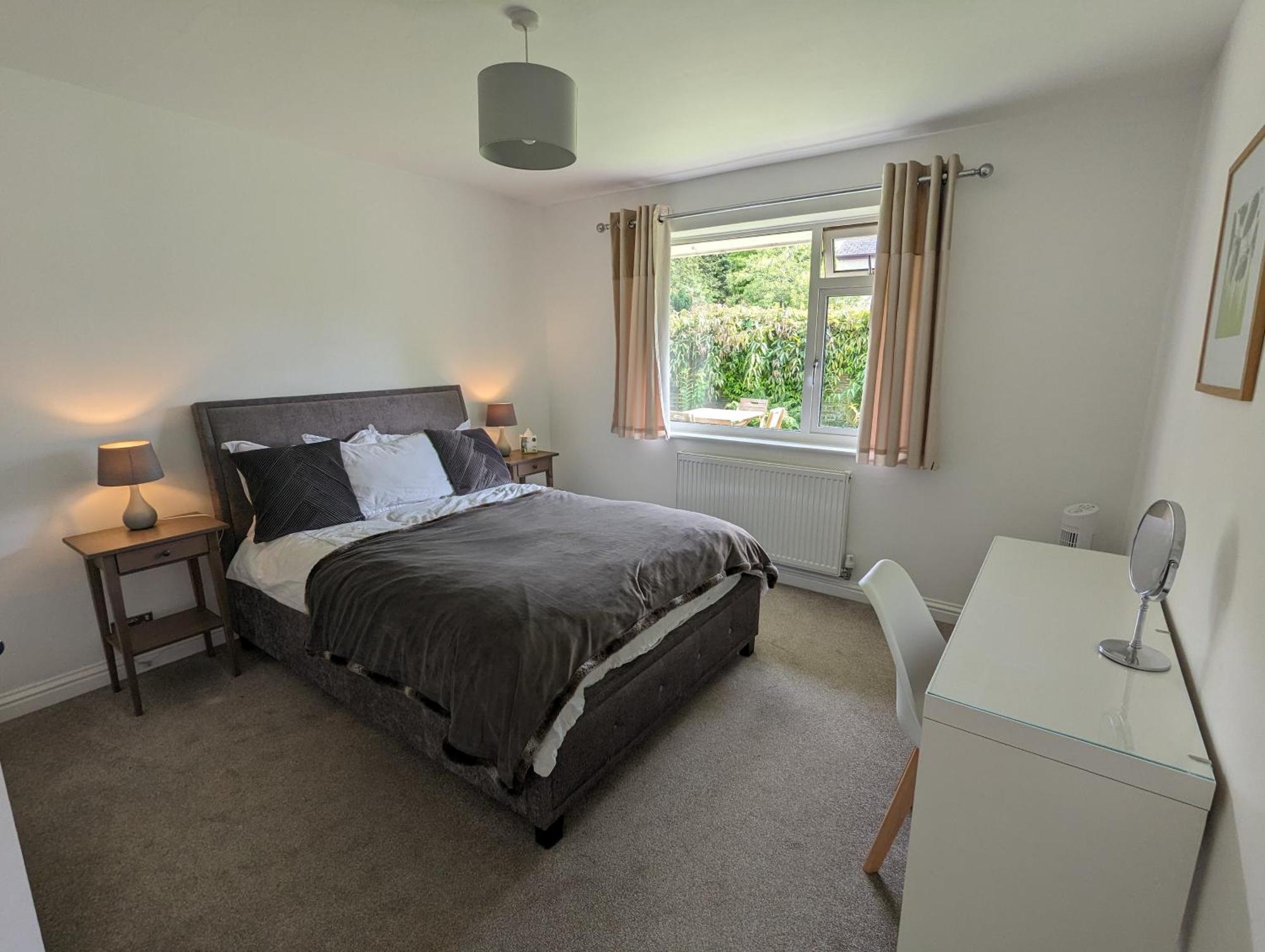 Peaceful Glastonbury Bungalow - Ideally Located Exterior photo