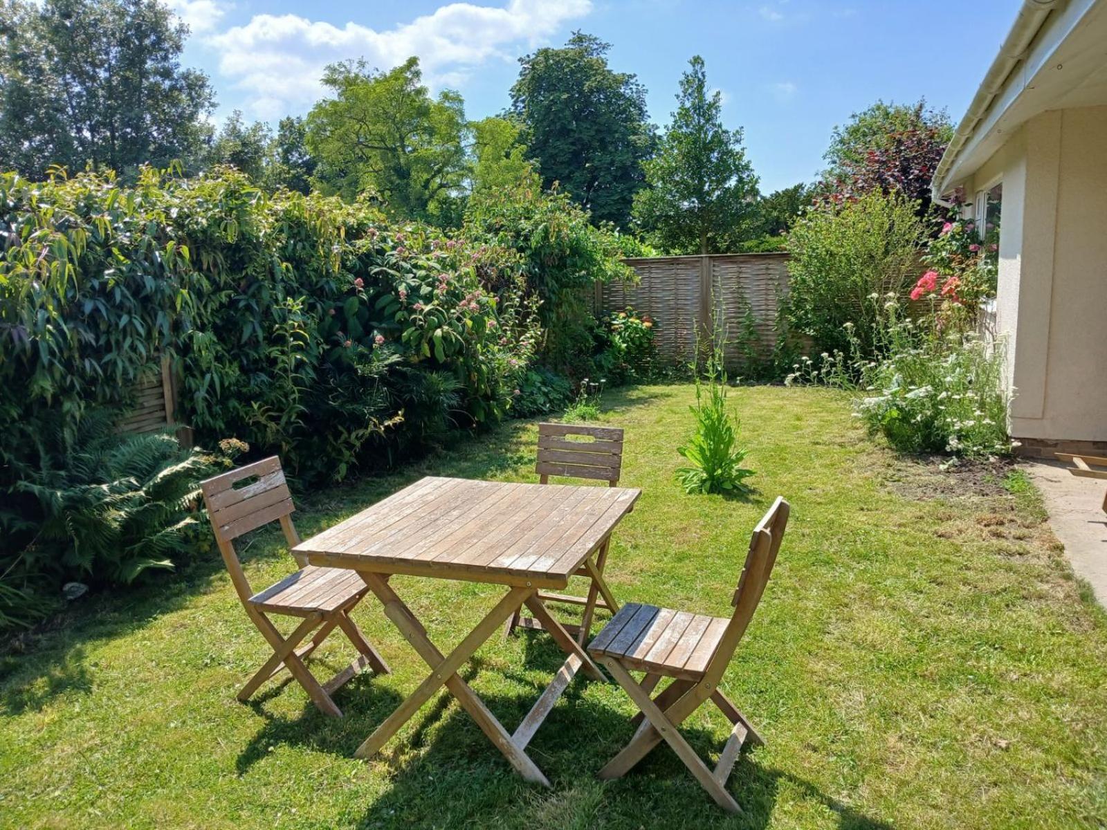 Peaceful Glastonbury Bungalow - Ideally Located Exterior photo