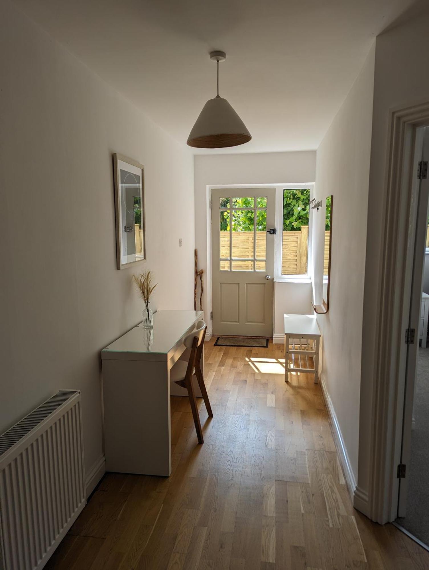 Peaceful Glastonbury Bungalow - Ideally Located Exterior photo